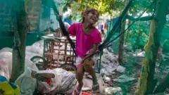 တစ်ရက်ကို အနိမ့်ဆုံးအသုံးစရိတ် ကျပ် ၁၅၉၀ ကိုတောင်မသုံးနိုင်တဲ့သူဟာ ၄ယောက်မှာ တစ်ယောက်နှုန်းရှိနေ