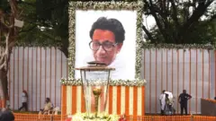 नारायण राणेंच्या भेटीनंतर शिवसैनिकांकडून बाळासाहेब ठाकरे स्मृतिस्थळाचं 'शुद्धिकरण'