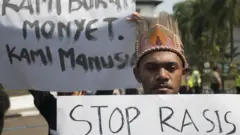 Warga Papua 'Kami bukan monyet. Kami manusia.'