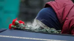 Женщина у гроба