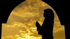 Namoz o'qiyotgan ayol