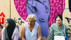 বৈরুতের রাস্তায় অবস্থান ধর্মঘট পালন করছেন নারীরা
