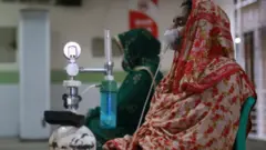 ঢাকার এক হাসপাতালে অক্সিজেন নিচ্ছেন একজন রোগী, ১১/০৬/২০২১