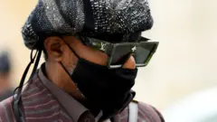 Le chanteur congolais Koffi Olomide arrive le 25 octobre 2021 au palais de justice de Versailles pour son procès en appel pour agression sexuelle et séquestration de quatre de ses anciennes danseuses entre 2002 et 2006.