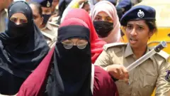 મહિલા પોલીસ