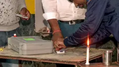 मतपेटी सील करते अधिकारी