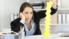 Mujer procrastinando en la oficina