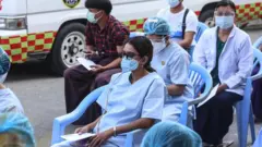 မန္တလေးမှာ ကျန်းမာရေးဝန်ထမ်းတွေ ကိုဗစ်ကာကွယ်ဆေးစတင်ထိုးနှံစဥ်