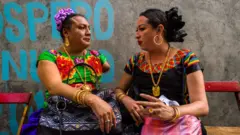 dos muxes conversan