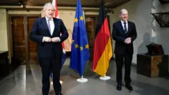 Boris Johnston na Olaf Scholz mu nama i Munich itariki 19/02/2022