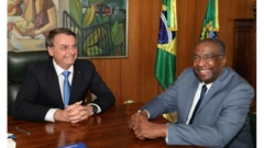 Bolsonaro sentado junto a Dcotelli