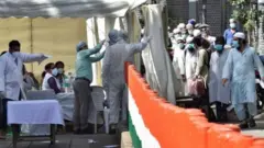 দিল্লিতে তাবলিগ জামাতের একটি সমাবেশে যোগ দেওয়া অন্তত তিনশো জনের শরীরে করোনা সংক্রমণ পাওয়ার পরে ওই ঘটনা কেন্দ্র করে ভারতে ইসলাম বিদ্বেষ ছড়িয়ে পড়ছে বলে উদ্বেগ তৈরি হয়েছে।