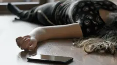 በሚጥል በሽታ የወደቀች ሴት