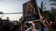 ผู้ชุมนุมกลุ่มแนวร่วมธรรมศาสตร์และการชุมนุมชูป้ายล้อเลียน