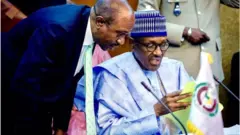 Aarẹ Buhari ati Godwin Emefiele, gomina Banki apapọ NAijiria