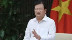 Phó Thủ tướng Trịnh Đình Dũng phát biểu chỉ đạo tại cuộc họp.