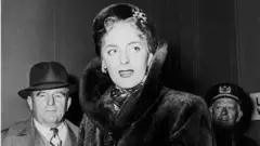 Christine Jorgensen em foto no aeroporto de Nova York