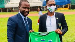 L'entraîneur de la Sierra Leone, John Keister (à gauche), est sous contrat avec les Leone Stars jusqu'en 2023.