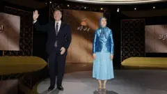 مایک پومپئو در کنار مریم رجوی که در غیبت مسعود رجوی رهبری سازمان مجاهدین خلق را به دست گرفته است