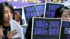 여성단체의 집회에 등장한 '펜스룰' 반대 문구 포스터