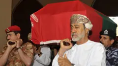 السلطان هيثم يشارك في حمل نعش سلفه