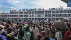 ঢাকার সদরঘাট লঞ্চ টার্মিনালে ঈদে বাড়িমুখী মানুষের ভিড়