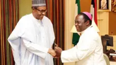Aarẹ Buhari pẹlu Biṣọbu agba Mathew Kukah