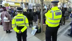 Londra polis karakolu önünde protesto gösterisi