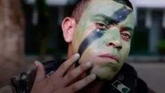 सुरक्षाकर्मीहरूको एउटा संयुक्त कार्यबलले ठाउँठाउँमा छापा मारेर आपूर्तिका विभिन्न तहबाट अवैध सुन पत्ता लगाउने प्रमाण खोज्दैछ।