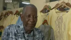 Pathe'o , couturier Burkinabé qui s'est établit en Côte d'Ivoire depuis des dizaines d'années.