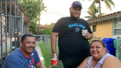 Os hondurenhos Salma Cano e Oscar Zuniga com o filho, Oscar Junior