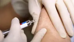 Grip aşısı olan bir kişi