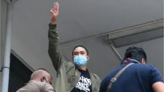 นายเดชาธร บำรุงเมือง หรือ "ฮอคกี้"