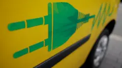 Alama ya waya wa umeme kwenye gari linalotumia umeme