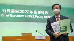 香港施政報告：李家超「搶人才」策略能否奏效引熱議，商界寄望完全恢復開放
