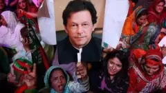 ক্ষমতা হারালেও সমর্থকরা ইমরান খানকে ছেড়ে যাননি