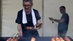 رجل يطبخ