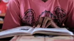 Jovem lendo