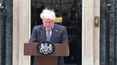 போரிஸ் ஜான்சன்: பிரிட்டனின் பிரதமர் பதவியை ராஜிநாமா செய்வது ஏன்?