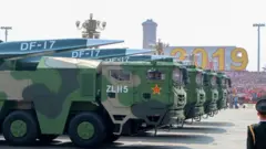တရုတ်ထုတ် ဟိုက်ပါဆောနစ်ဂလိုက်ဒါတွေကို ၂၀၁၉ ဘေဂျင်း စစ်ရေးပြအခမ်းအနားတစ်မှာ ပြသခဲ့
