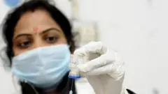 રસી આપતા આરોગ્યકર્મી