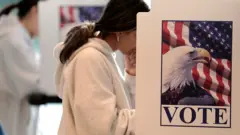 فتحت مراكز الاقتراع في الساحل الشرقي للولايات المتحدة الأمريكية أبوابها عند أمام المصوتين في الانتخابات النصفية