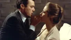 Dirk Bogart i Šarlot Rempling u jednoj od scena u filmu „Noćni portir"