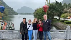 Gia đình ông bà Calkins tham quan Tràng An, Ninh Bình