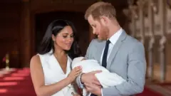 دوق ودوقة ساسيكس الأمير هاري وزوجته ميجان يحملان رضيعهما آرتشي