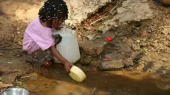 Nwata na-echu mmiri