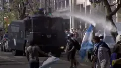 水炮車射向民眾