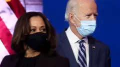 Le président élu Joe Biden et la vice-présidente élue Kamala Harris font face aux journalistes pour parler des soins de santé et de la loi sur les soins abordables (Obamacare) lors d'une brève conférence de presse à Wilmington, Delaware, le 10 novembre 2020