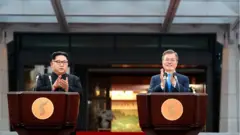 문재인 대통령과 김정은 북한 국무위원장이 2018년 4월 27일 판문점 평화의 집 앞에서 남북정상회담을 마치고 '한반도의 평화와 번영, 통일을 위한 판문점 선언'을 발표한 후 박수를 치고 있다. 두 정상은 올해 종전을 선언하고 정전협정을 평화협정으로 전환하기로 했다.
