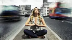 రోడ్డు మీద ధ్యానం చేస్తున్న అమ్మాయి